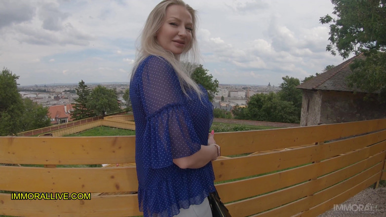 Immoral Family: Вітчим і пасинок підбирають збуджену матусю після карантину в замку - мега пишна красуня трахає тата та його хлопця!
