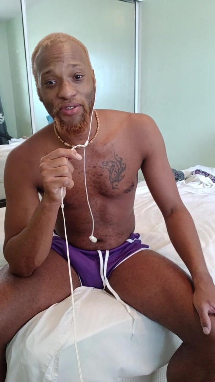 Kennie Jai: Shorts roxos masturbam para um fã!