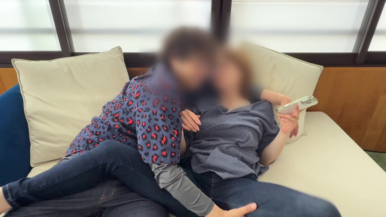 LuuLee0804: Mulher casada atormentada com um vibrador no sofá