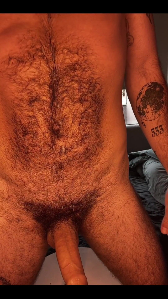 Eli Thorne: Hunk fickender dildo in mehreren positionen
