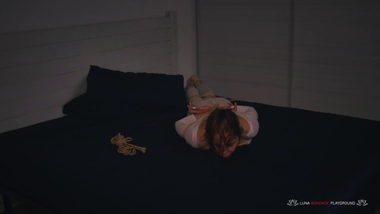 Luna Bondage Playground: Luna - nasse träume in bondage
