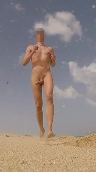 Homem nudista sem cortes correndo com Tesão na praia do estado