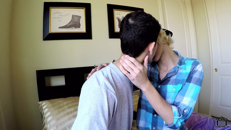 Homemade Twinks: Film domestico dell'amico senza preservativo!