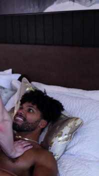 Tony fode Ashford em seu Airbnb