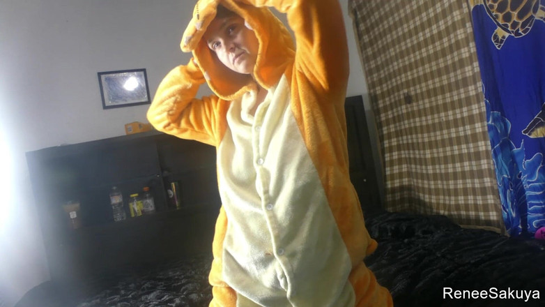 Renee Sakuya: Renee Sakuya em um terno charizard dançando, filme silencioso
