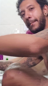 Deze grote zwarte lul vulde mijn kleine kont met sperma in de jaccuzi