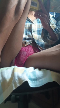 POV: bodensklave starrt meine beine an