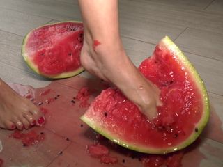 Foot Fetish 4K | By Taworship: Watermeloen verpletterend