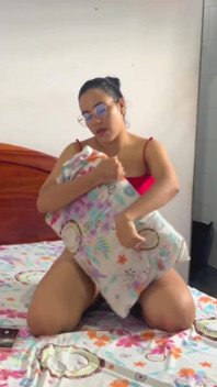 Mi Ex Cuñada Se Toma Fotos En La Habitación De Al Lado.