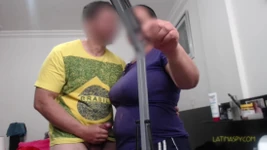 Empregada é gozada quando seu chefe puxa seu pau e então ele a fode