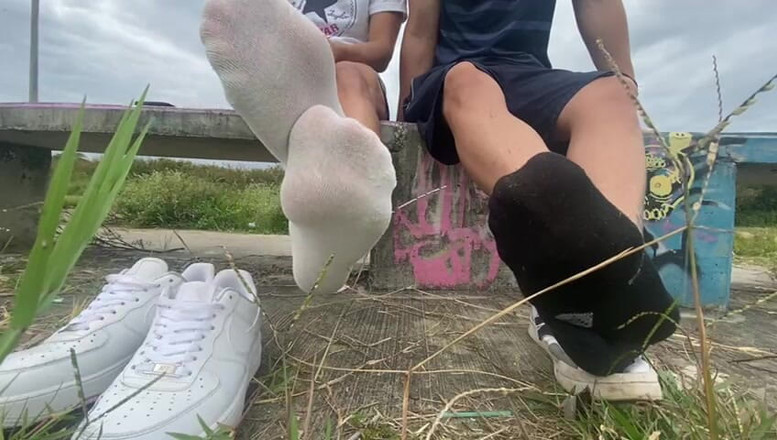 Mr Feet Colombia: Rakan-rakan Di Colombia Keluar Merokok Sambil Menanggalkan Kasut Mereka Supaya...