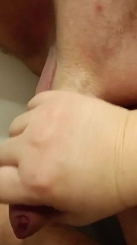 Jugando con el pene y masturbándose duro al final.