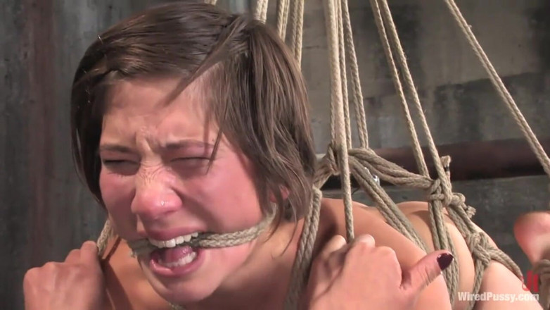 Wired Pussy by Kink: La lesbica amatoriale viene dominata e scopata