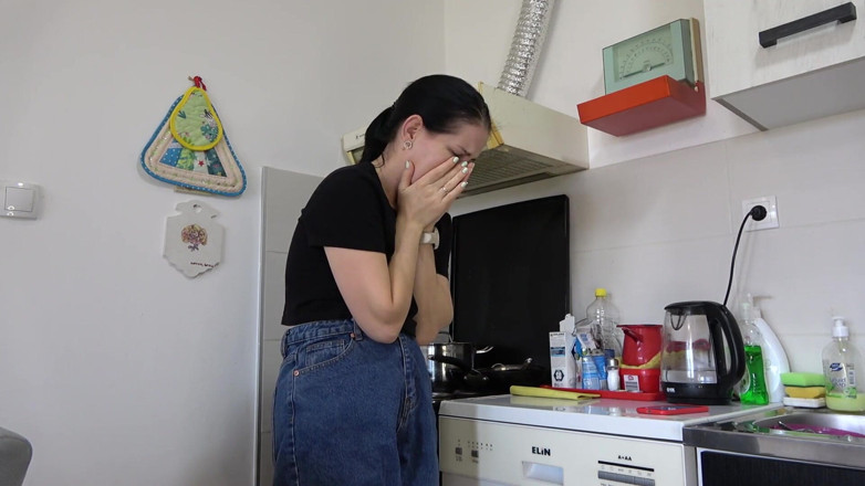 Anna Sky: Huisvrouw Anna pist in spijkerbroek