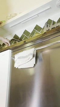 Esposa caliente flexible en la cocina hace entrenamiento de gimnasio en casa abriendo las piernas y quitándose las bragas debajo de su mini falda