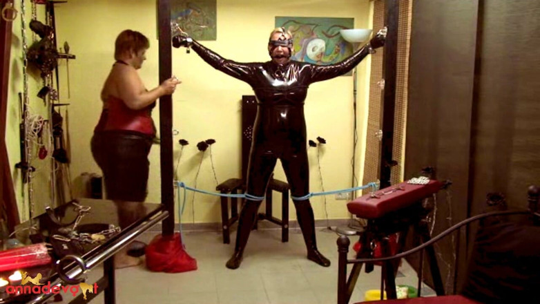 Anna Devot: Sclavul în latex - acțiune dură BDSM cu trei persoane
