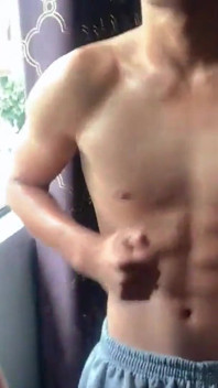 Fotto un giovane con il corpo di una vergine afrodite