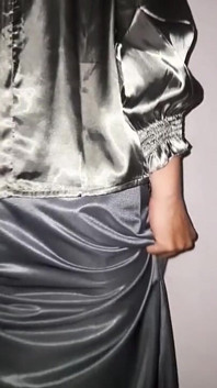 Jupe longue argentée en satin, pisse et chiffon à sperme