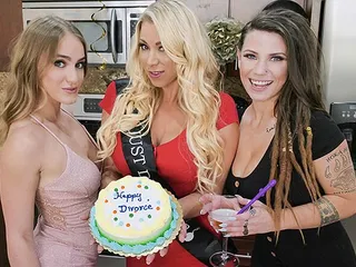 Katie Morgan लेस्बियन चोदने लायक मम्मी के साथ अपने तलाक का जश्न मनाती है - teamsskeet
