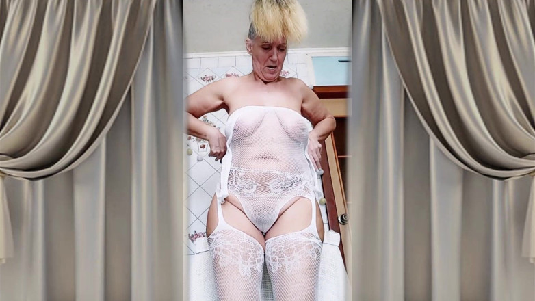 Lukerya: Sexy žena v domácnosti Lukerya Flirtuje v otevřené průhledné bílé kombinéze...