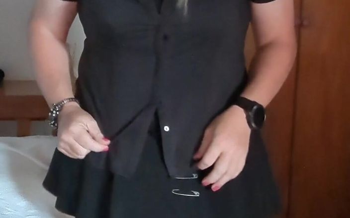 NikkiGee: छोटी स्कर्ट, स्टॉकिंग्स और सेल्फ फेशियल!