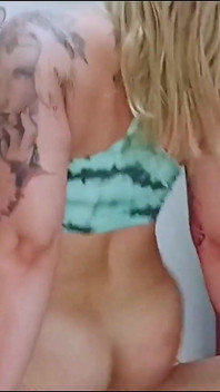穿着紧身短裤的巨乳金发女郎以各种姿势做爱，直到她在屁股上射精