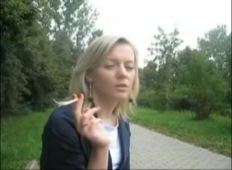 Femdom Austria: Blonďatá kráska kouří cigaretu venku