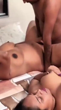 Dwa gorące bhabhi Frist indyjski treesome