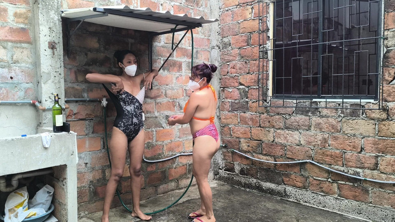 NEGRITA SEXY: Zwilżają swoje dojrzałe i seksualizowane ciała w sąsiedztwie pod prysznicem.
