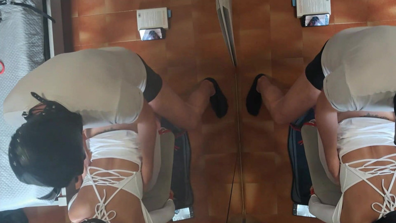 LauraOnHeels: 42 minuten MILF vastgebonden aan een stoel terwijl ze op...