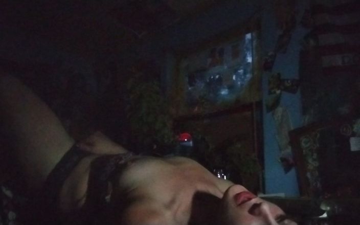 Freakshowsuckerr: Hermosa morena juega consigo misma en el sofá