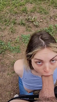 Creampie sur le côté de la route, on a dû s’arrêter pour jouir