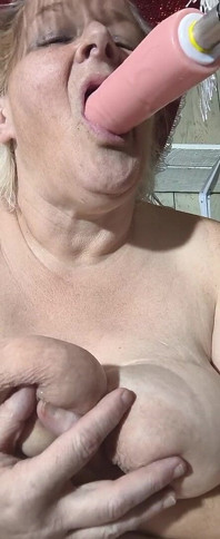 Aussi jolie qu’elle se plaît, elle se met à genoux
