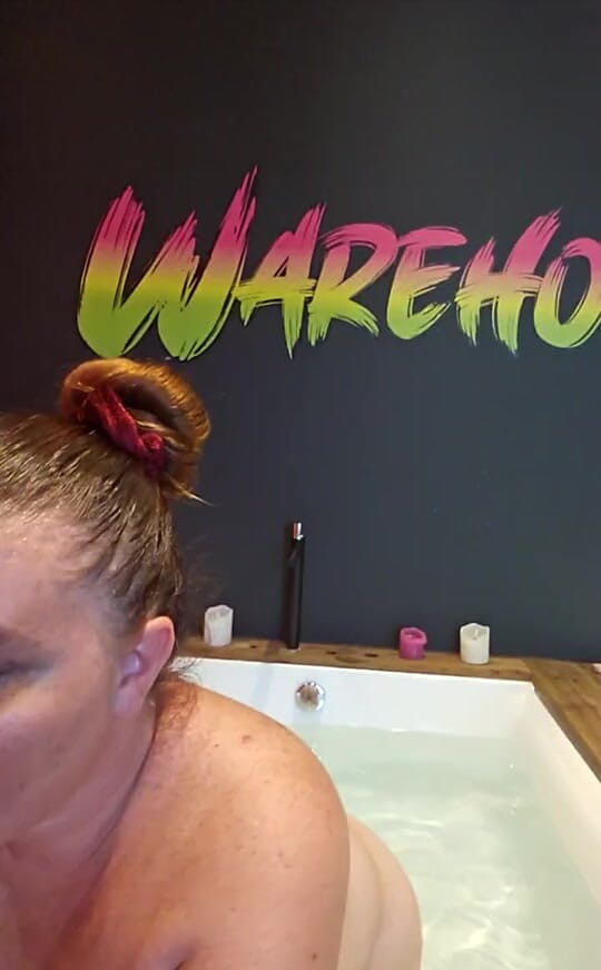 AshleyAce69: Du sperme, rejoignez-moi dans le bain à Warehouse-X ! J'ai des jouets !...