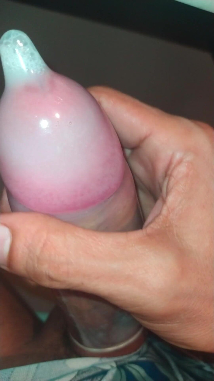 Naughty Cock: Masturbation ohne chaos, alles im kondom gehalten.