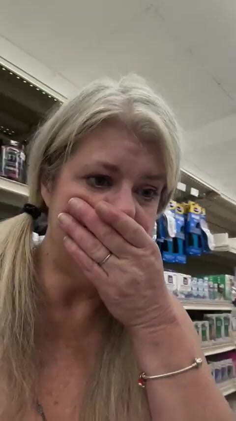 Alice Harlot: Jít nakupovat sama. Něco je ve mně. úplně oblečená