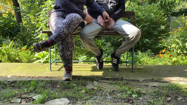 OurFetishLife: Une MILF sportive en legging a aidé à faire pipi dehors