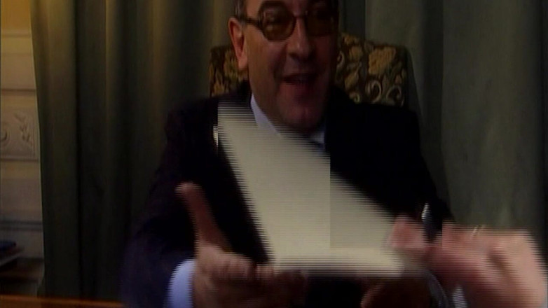 Erotic Club: Blonďatá kočička deepthroats ptáka, zatímco je prstěná k orgasmu