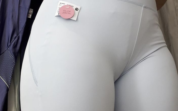 Esposaheyya: Elle essaye des vêtements de sport au centre commercial et...