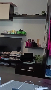 Brunetă sexy care se goală în casă.