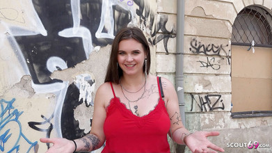 German Scout: ドイツのスカウト - 曲線美の大きな自然のおっぱいティーンTaylee Woodはモデルの仕事に弄を誘惑します