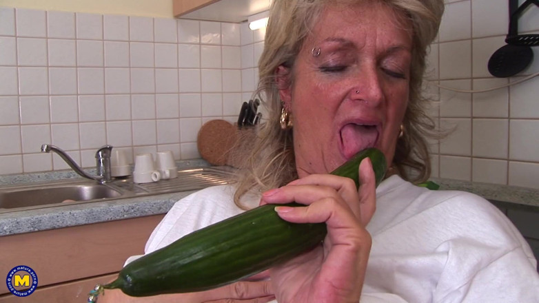 Mature NL: Blonďatá MILFka a jídlo si hrají