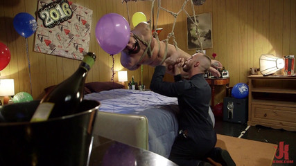 Kink Men Classics: Діджей дзвонить на новий рік з невпинним надрочуванням і з дупи в рот!