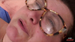 Vere Casalinghe Italia.: Nadržená stará žena masturbuje doma s robertkem