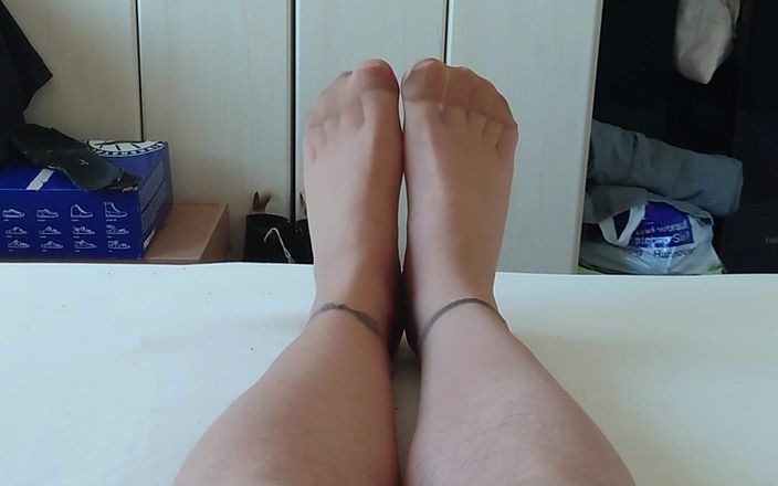 Carmen_Nylonjunge: Caliente y cachonda sola en unas medias finas