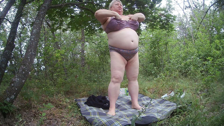 Zona901: Girlfriend Undressed in a Park and Masturbates Her Big Pussy