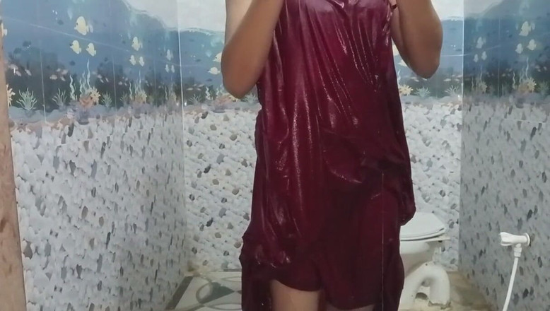 Ankurpriya000: Indiana jovem tomando banho em banho de anágua