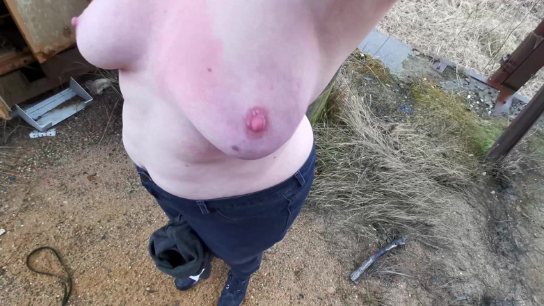 Bouncy Tits Action: Desnudez, quiero castigar tus tetas