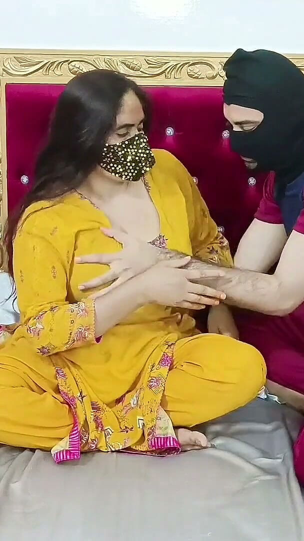 IndianHindiXxx: Bhabhi India dikongkek romantis oleh adik ipar panasnya