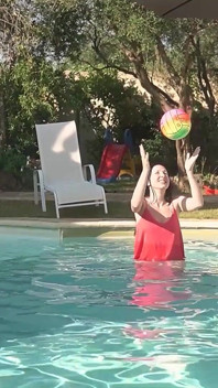 Doe mee met de meisjes voor een zinderend spel stripvolleybal